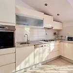 In With Terrace, Air Conditioning, Wifi, Washing Machine 4215-1 דירה *