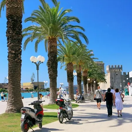 Lägenhet In With Terrace, Air Conditioning, Wifi, Washing Machine 4215-1 Trogir