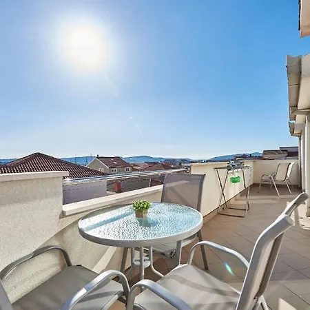 Lägenhet In With Terrace, Air Conditioning, Wifi, Washing Machine 4215-1 Trogir