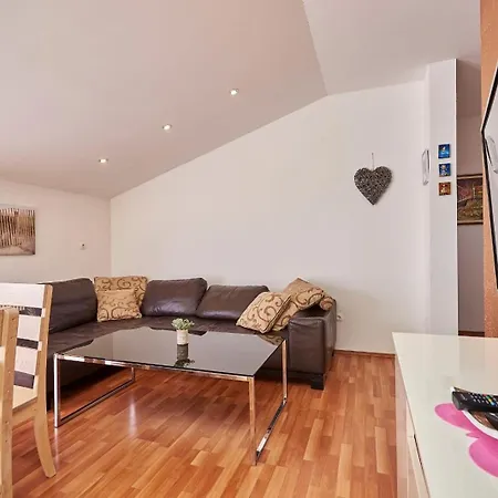 In With Terrace, Air Conditioning, Wifi, Washing Machine 4215-1 טרוגיר